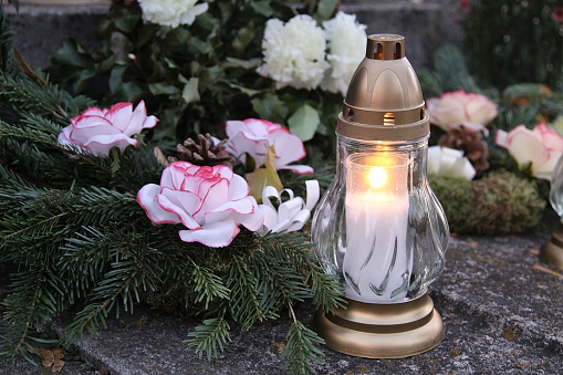 Néma gyász hangulata 2 istockphoto 619389572 170667a